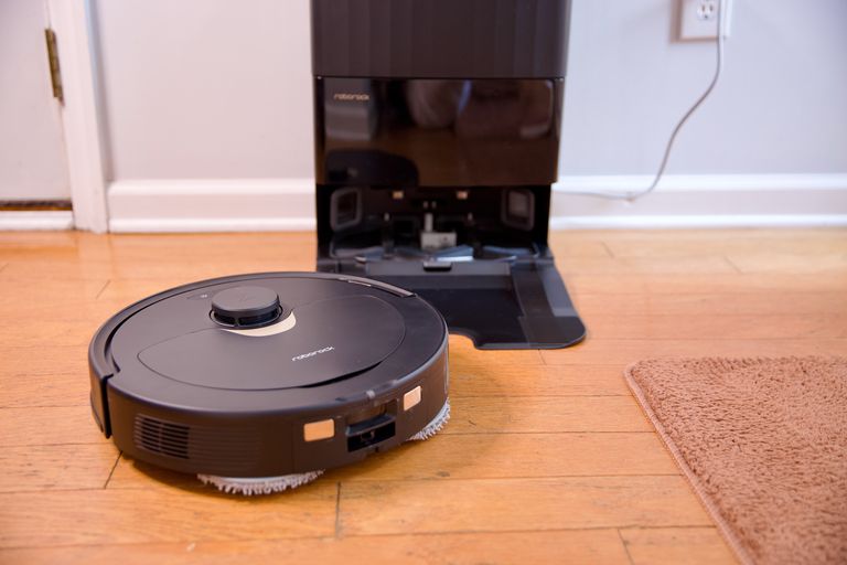 Self emptying black robot vacuum